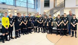 C1-Jugend bedankt sich bei Graf Hardenberg für einen neuen Satz Trikots