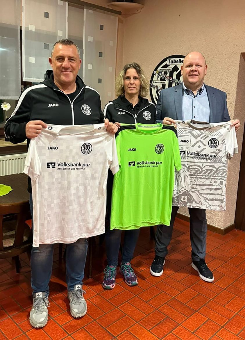 Volksbank pur spendet 2000 Euro für die Jugend des FC Germania Singen